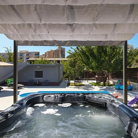 Little Heaven فيلة *