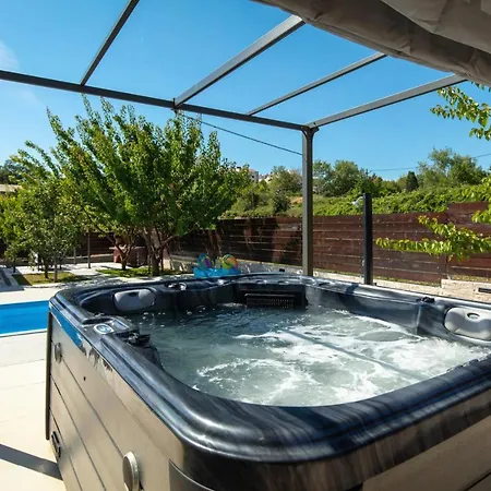 Little Heaven فيلة