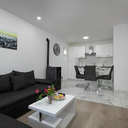 Little Heaven فيلة